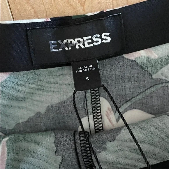 NWT Express A-Line Maxi Skirt with Floral Design size small - Picture 11 of 12